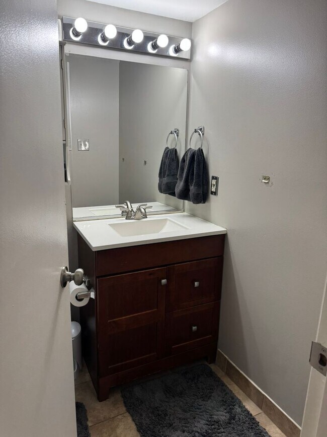 Foto del edificio - Two Bedroom Two Bath Condo Close To Newtown