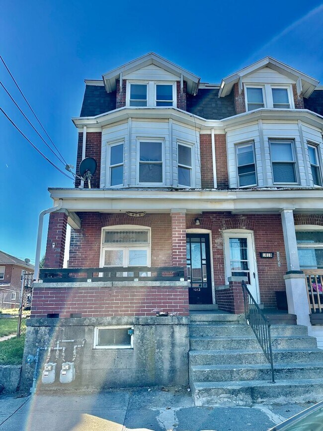 Building Photo - 1012 S Hall St