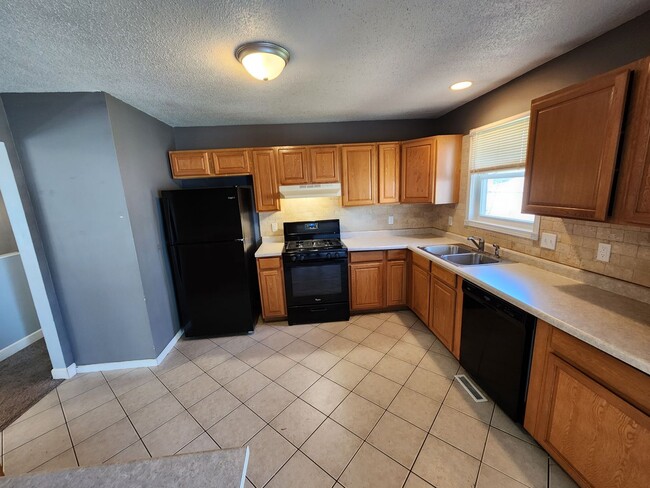 Building Photo - Beautiful 4 bed 2 bathroom house
