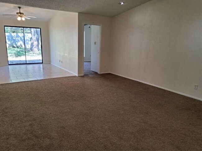 Building Photo - 451 Azalea Ln