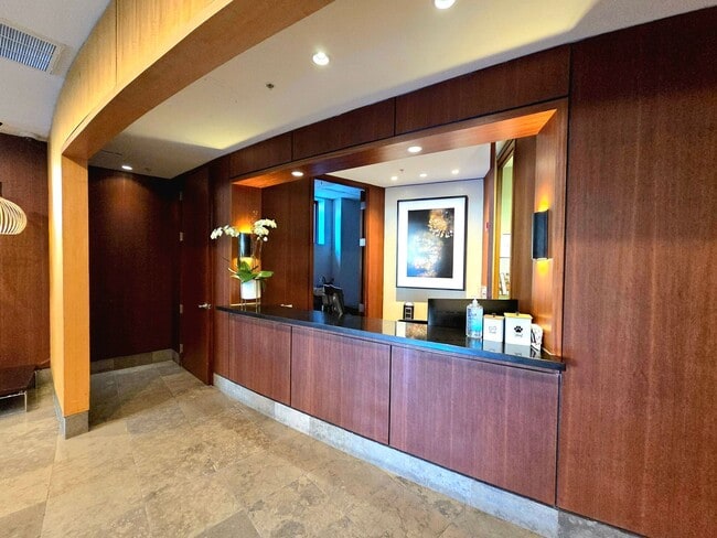 Building Photo - Stunning 1 BR + Den/1 BA Condo in Downtown!