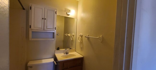 Building Photo - One Bedroom One Bath Apartment