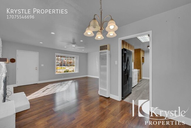 Building Photo - Ranch style home with huge family room