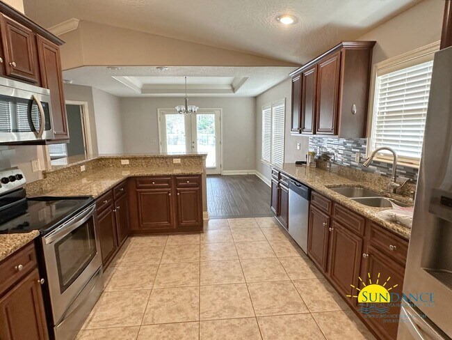 Building Photo - Stunning 3 Bedroom Home in Navarre with La...
