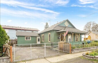 Building Photo - 165 SE Clay St