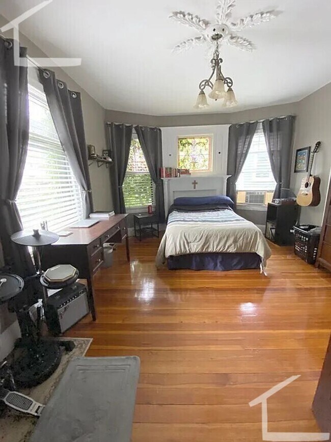 Foto del edificio - Nicely renovated 3 bed unit with in-unit laundry!