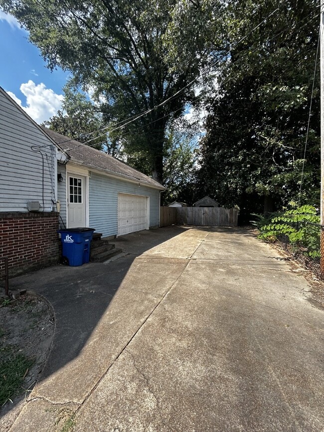 Building Photo - 333 S McCombs St