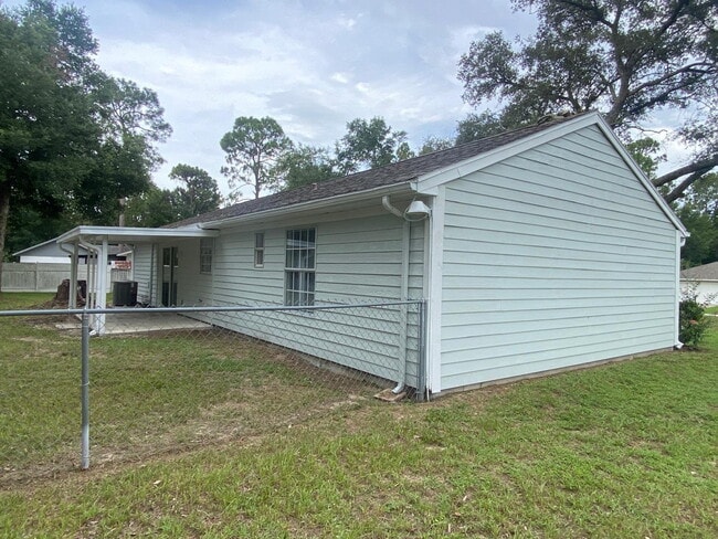 Building Photo - Charming Updated Home with New Appliances, Fenced Yard & Great SE Ocala Location!