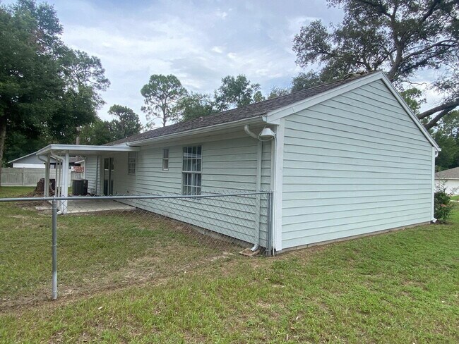 Foto del edificio - Charming Updated Home with New Appliances, Fenced Yard & Great SE Ocala Location!