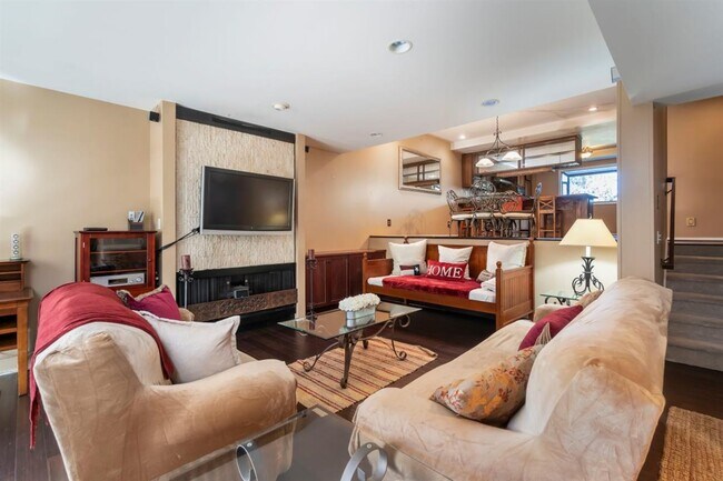 Building Photo - 4804 La Villa Marina