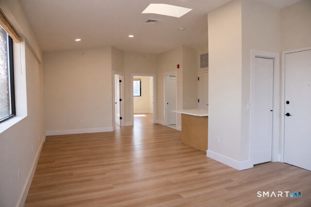 Building Photo - 937 Post Rd