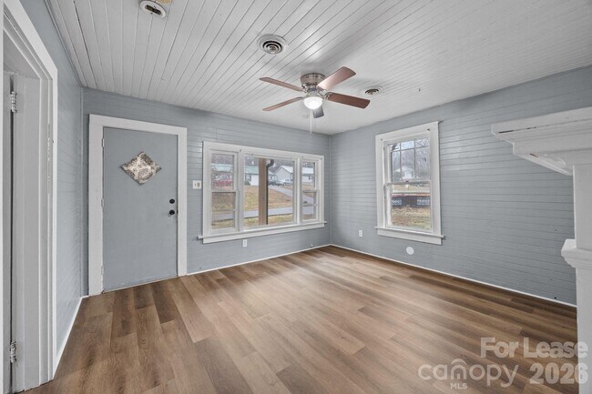 Foto del edificio - 713 2nd St Pl SW