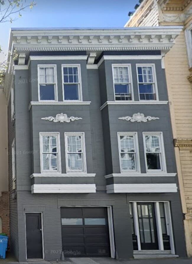 Building Photo - Top Floor 2-Bedroom Apartment in Lower Pac...