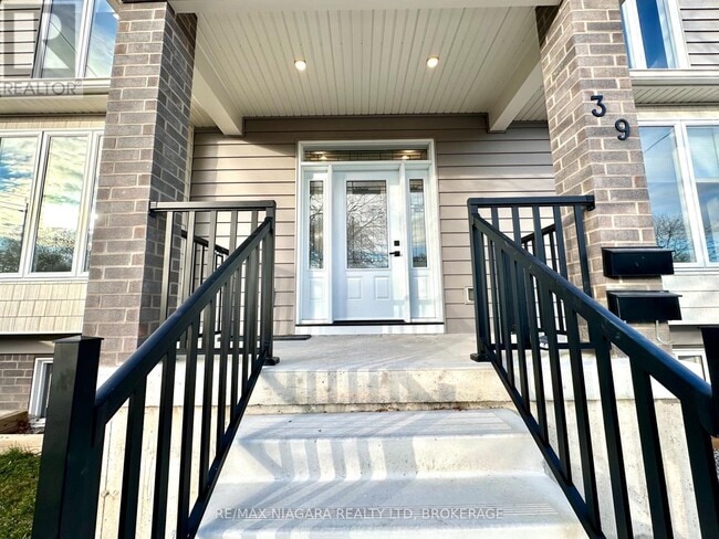 Building Photo - 39 Grove Ave