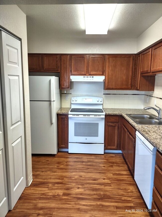 Foto del edificio - 2-bedroom Condo Available in Quiet Senior-...