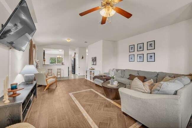 Foto del edificio - 4 bedroom/2 bath/2 Car Garage - Beautiful ...