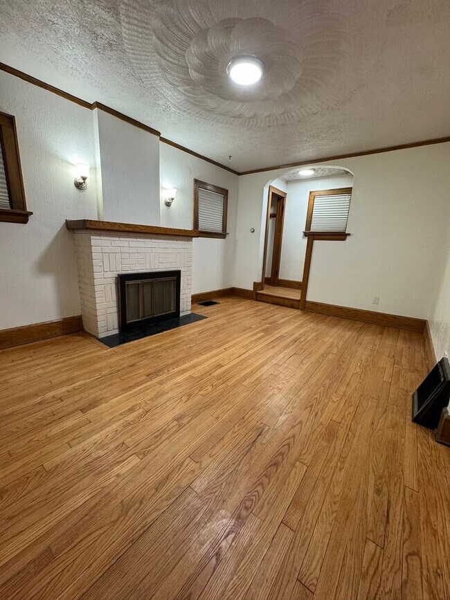 Building Photo - Single Family 3 bedroom