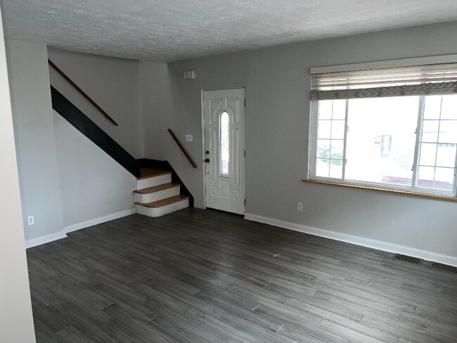Foto del edificio - 527 Flynn Ave