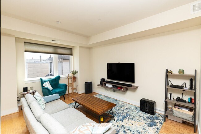 Building Photo - Top Floor 2-Level Townhome with Parking in...