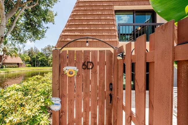 Building Photo - 825 Center St