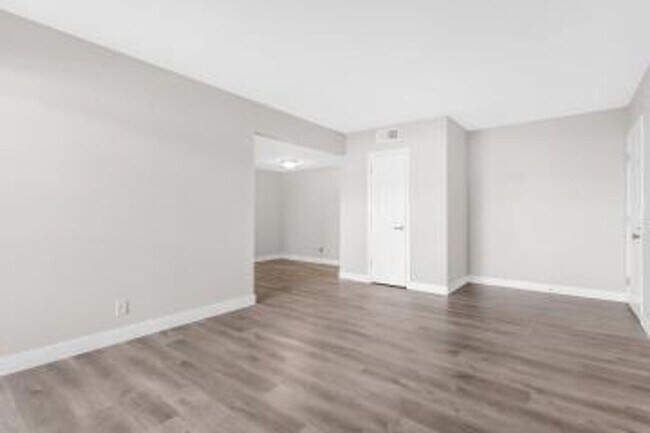 Building Photo - Bella Vita Condominium/Ground Floor/Upgraded/Minutes to the Strip