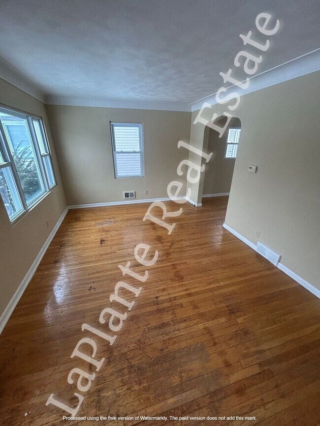 Building Photo - Charming 3-bedroom in North Toledo, on the west side of I-75