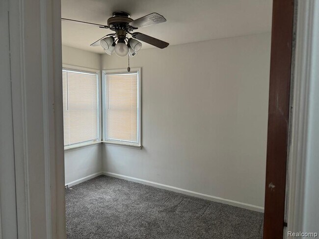 Foto del edificio - 1381 E Forest Ave