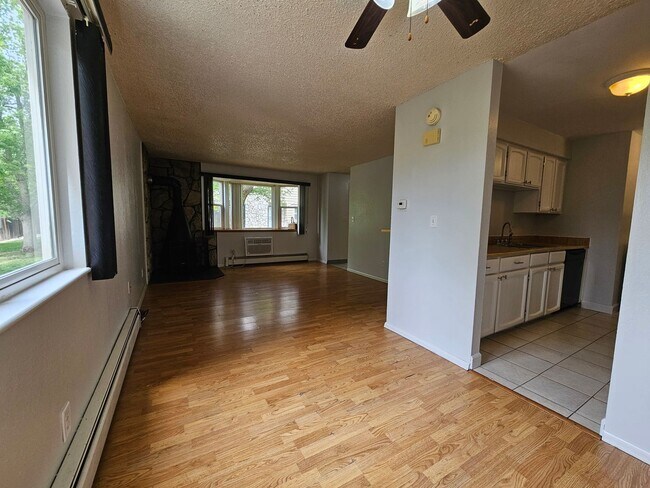 Building Photo - Serene 2 Bedroom 1 1/2 Bath Aurora Townhom...