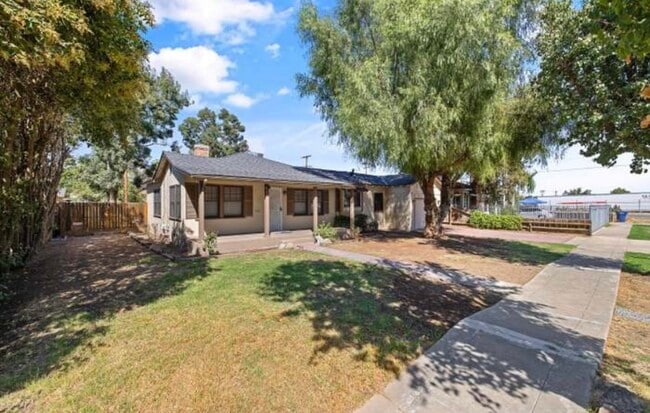 Building Photo - 1204 E Sequoia Ave