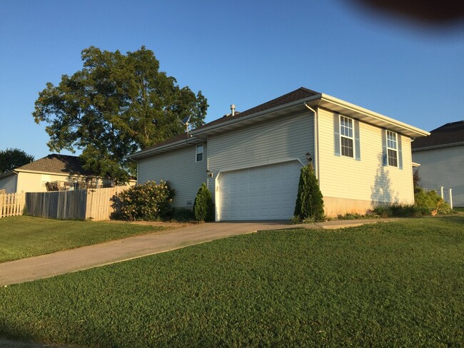 Foto del edificio - Fantastic House - Privacy Fence - Republic...