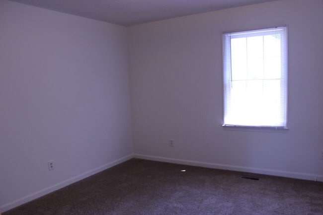 Building Photo - North Raleigh Townhouse Convenient to Scho...