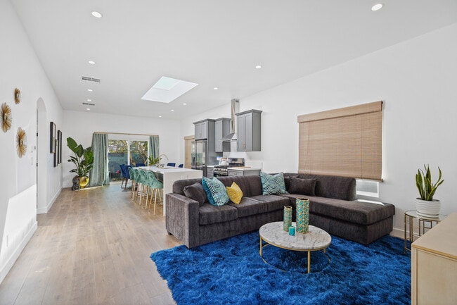 Building Photo - 3424 Edgehill Dr