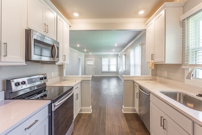 Building Photo - Beautiful & Updated Ridgedale Home!