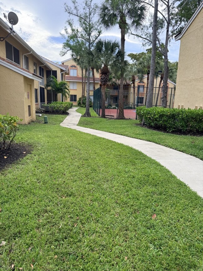 Building Photo - 998 Coral Club Dr