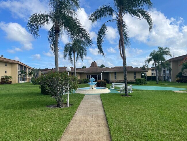 Foto del edificio - 500 Village Green Cir W