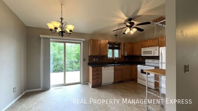 Foto del edificio - Functional Living: 3 Beds, 2 Baths, Ample ...