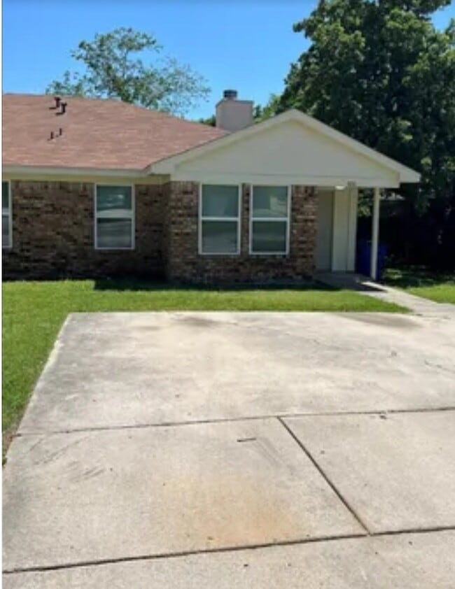 Building Photo - 800 Woodland Ct
