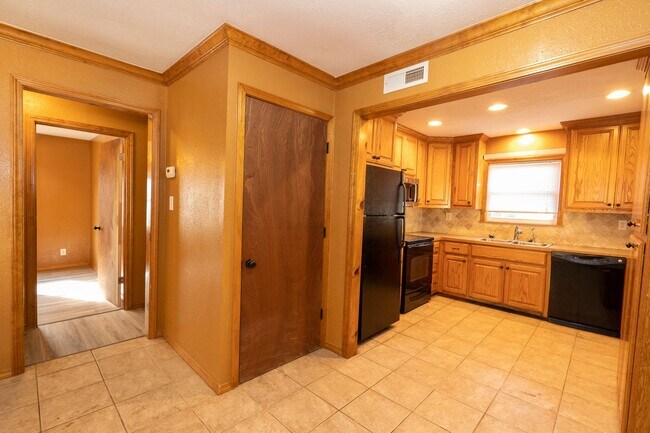 Building Photo - Bartlesville bungalow with 3 bedrooms and ...