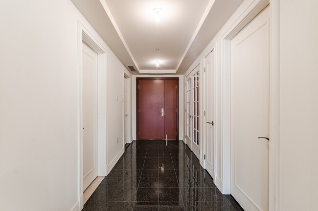 Building Photo - 2000 Drummond St