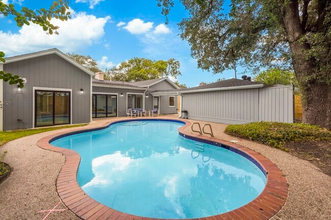 Building Photo - 3327 Freshmeadows Dr