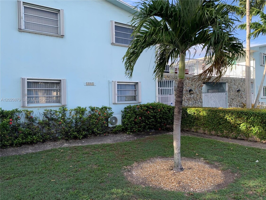 Foto del edificio - 1581 NE 8th St