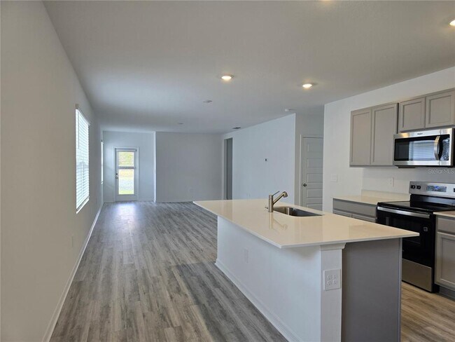 Foto del edificio - 8411 Madrid St