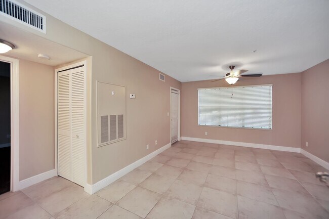 Building Photo - 7667 N Wickham Rd