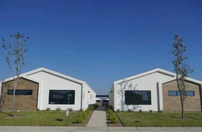 Building Photo - 608 Oriole Rd