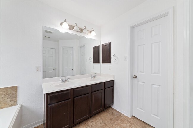 Foto del edificio - 18406 Spruce Tree Line Trl