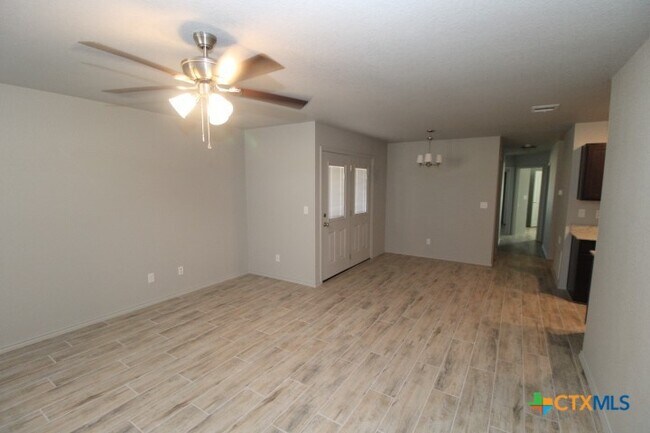 Foto del edificio - 131 Cameron Dr