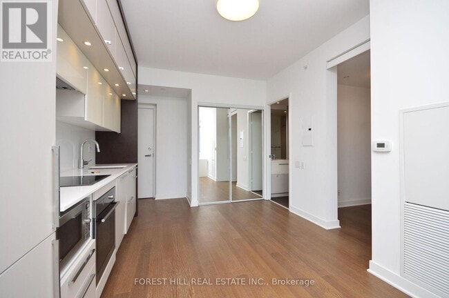 Building Photo - 15 Grenville St