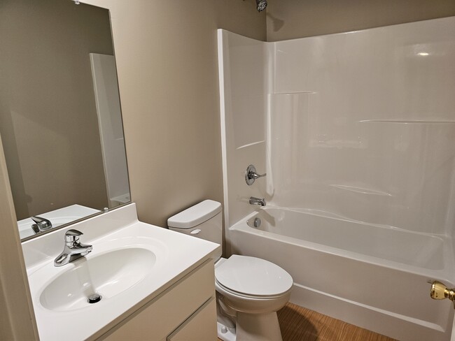 En Suite N Bedroom - 620 Hubert St NE