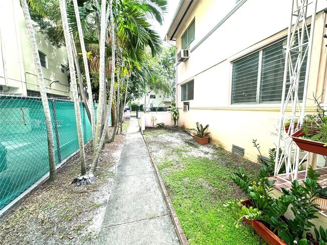 Foto del edificio - 433 Santander Ave
