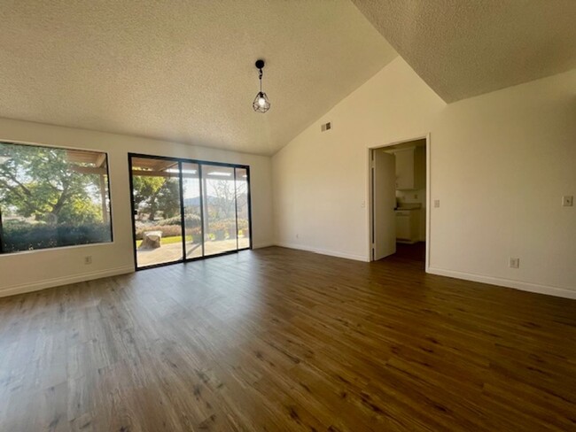 Building Photo - Gorgeously Updated 3 Bedroom Condo in Esco...